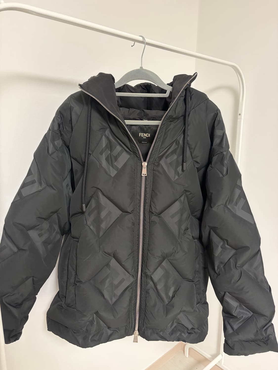 FENDI 모노그램 퀼팅 패딩 점퍼 – 남녀공용, 최상급 컨디션 상품이미지3