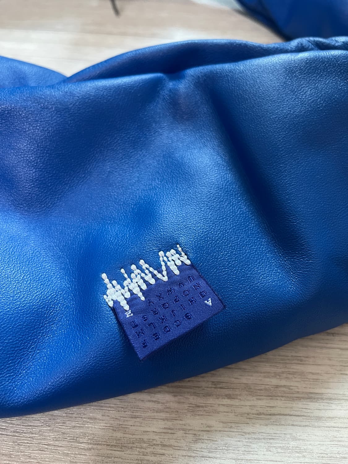 아더에러X자라 매듭 레더 숄더백 블루 상품이미지3