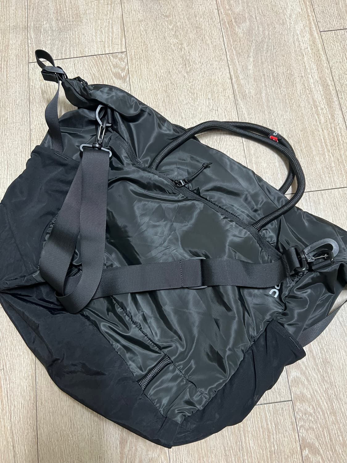 온러닝 트랙팩 라이트 35L  토드백크로스백 블랙 상품이미지4