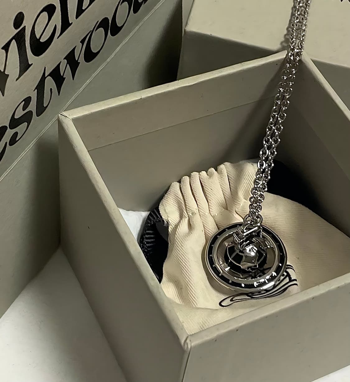 풀박스) 비비안웨스트우드 갈릴레오 블랙 지구 펜던트 목걸이 상품이미지1