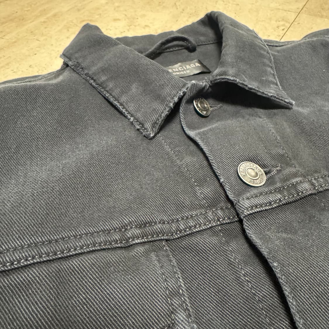 [L] 발렌시아가 크롭 스몰로고 데님자켓 블랙 상품이미지3