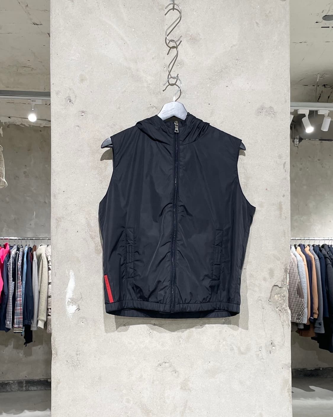 프라다 블랙 레드탭 나일론 후디 베스트 상품이미지1