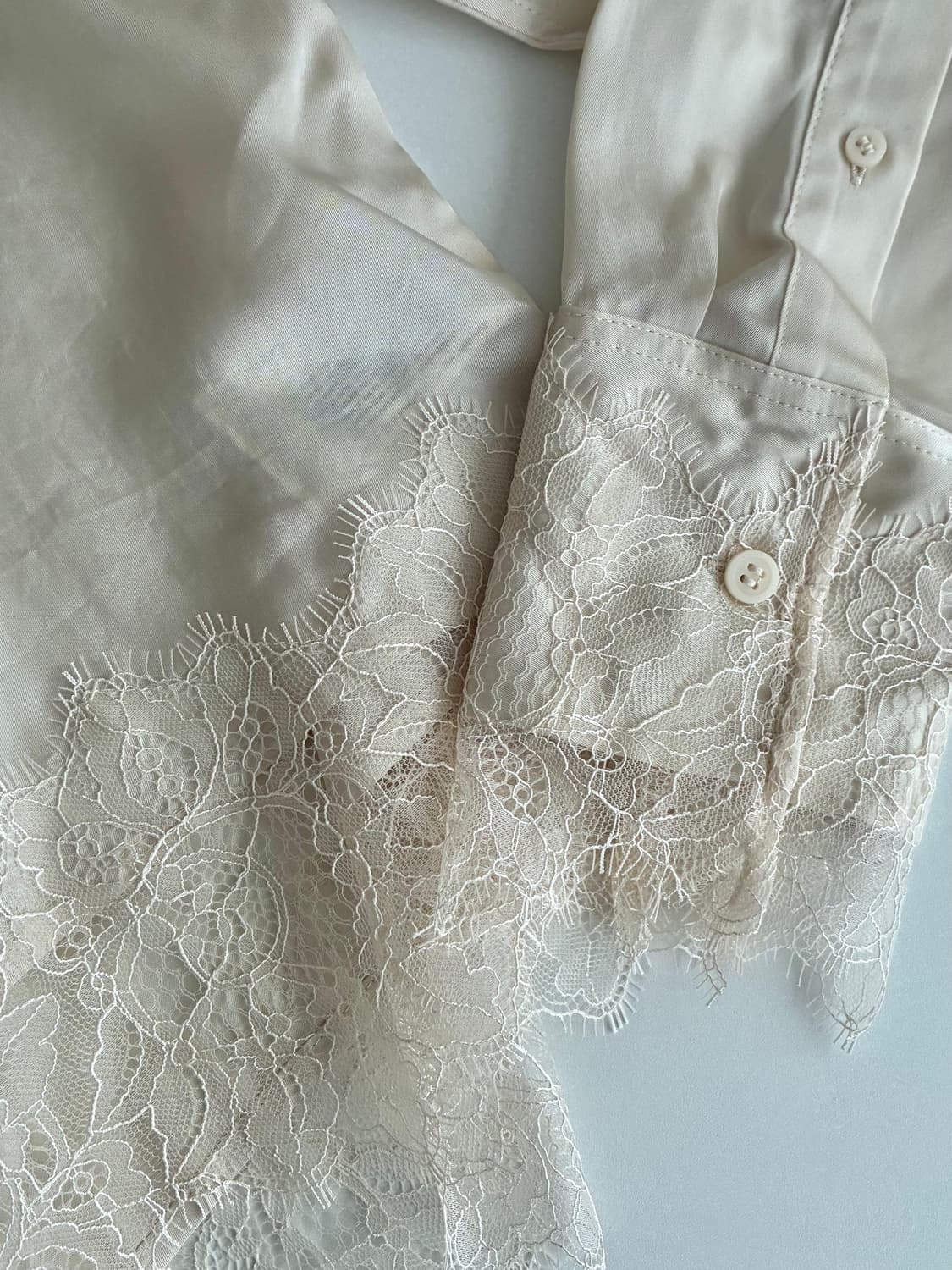 42) 새상품 아르켓 새틴 레이스 셔츠 크림 상품이미지6