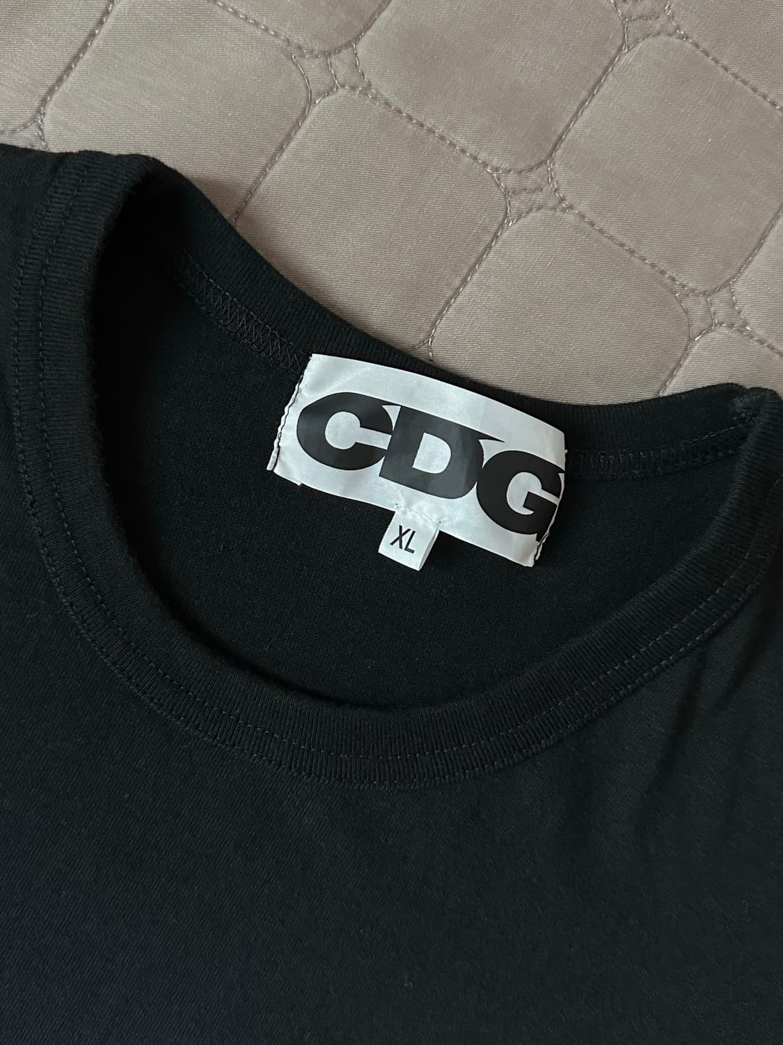 꼼데가르송 로고 티셔츠 블랙 상품이미지1