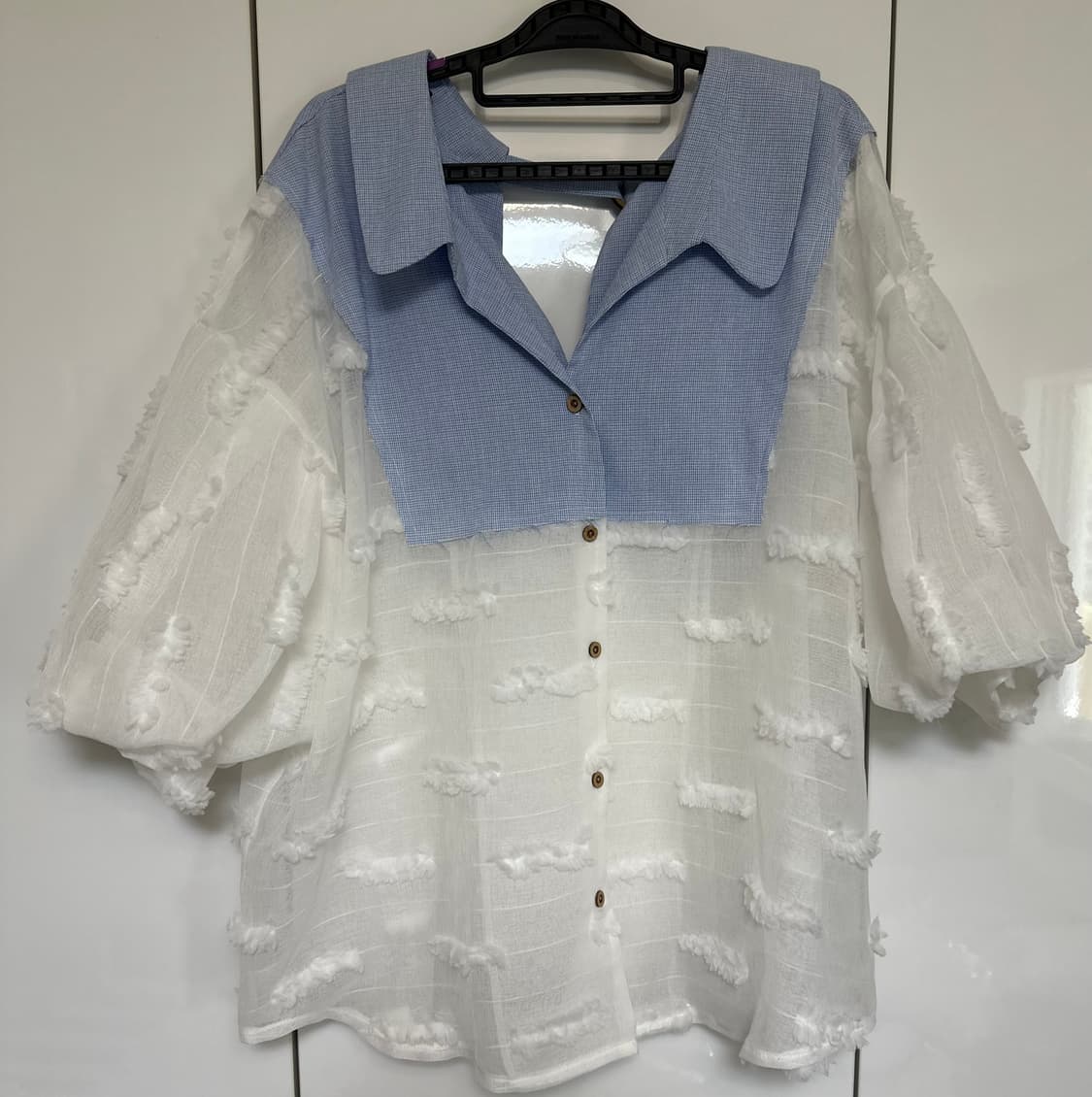 배색 카라 블라우스 펀칭 화이트 상품이미지1