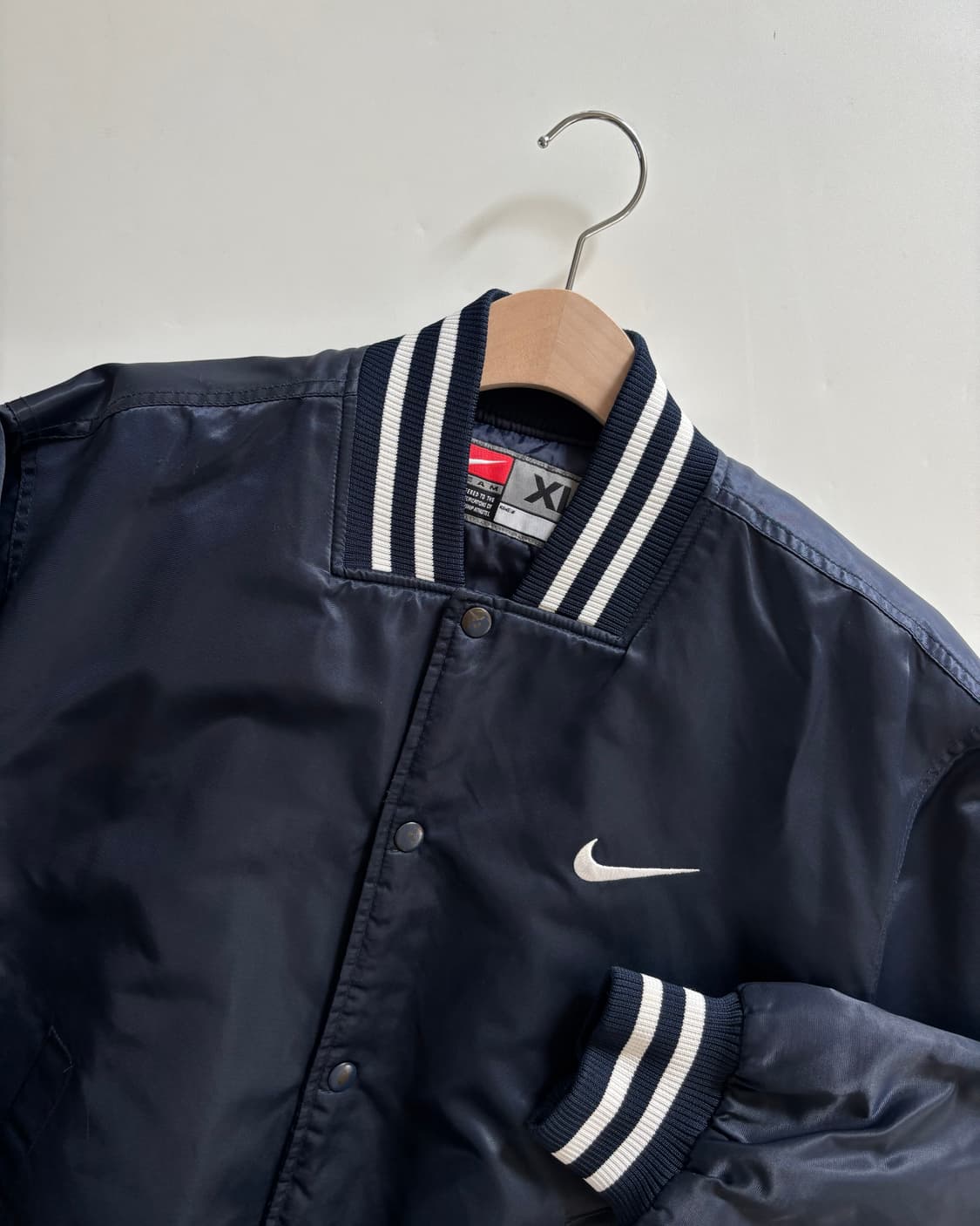 Nike 나이키 스우시 네이비컬러 새틴 스타디움 자켓 상품이미지2