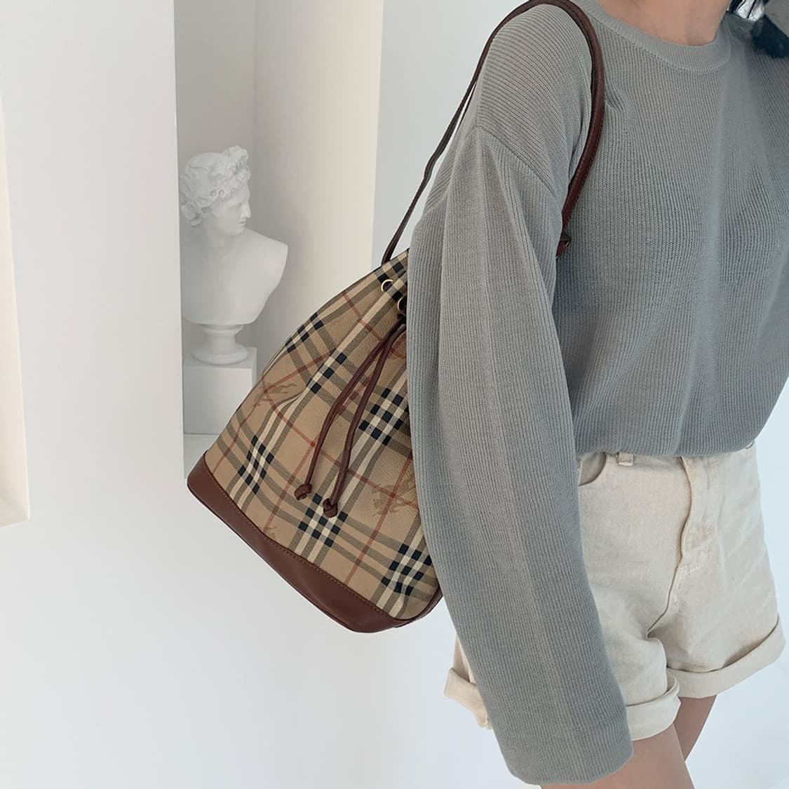 버버리 헤이마켓 체크 버킷백 A1748 상품이미지2