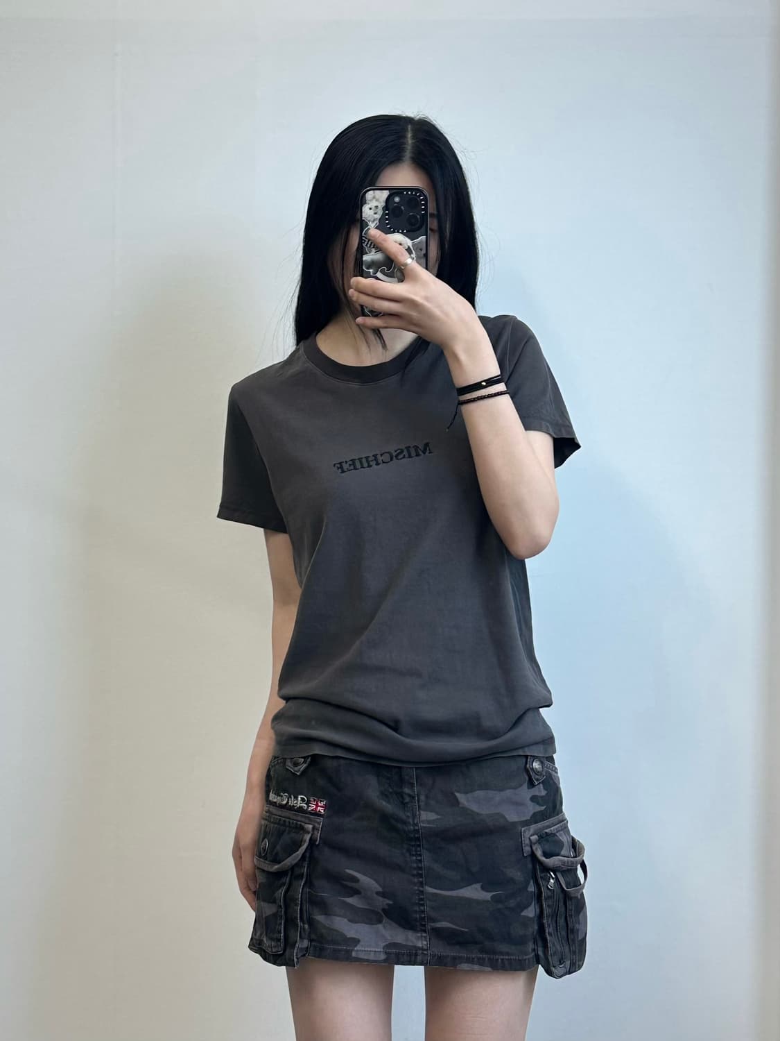 미스치프 자수로고 차콜 반팔 티셔츠 상품이미지1