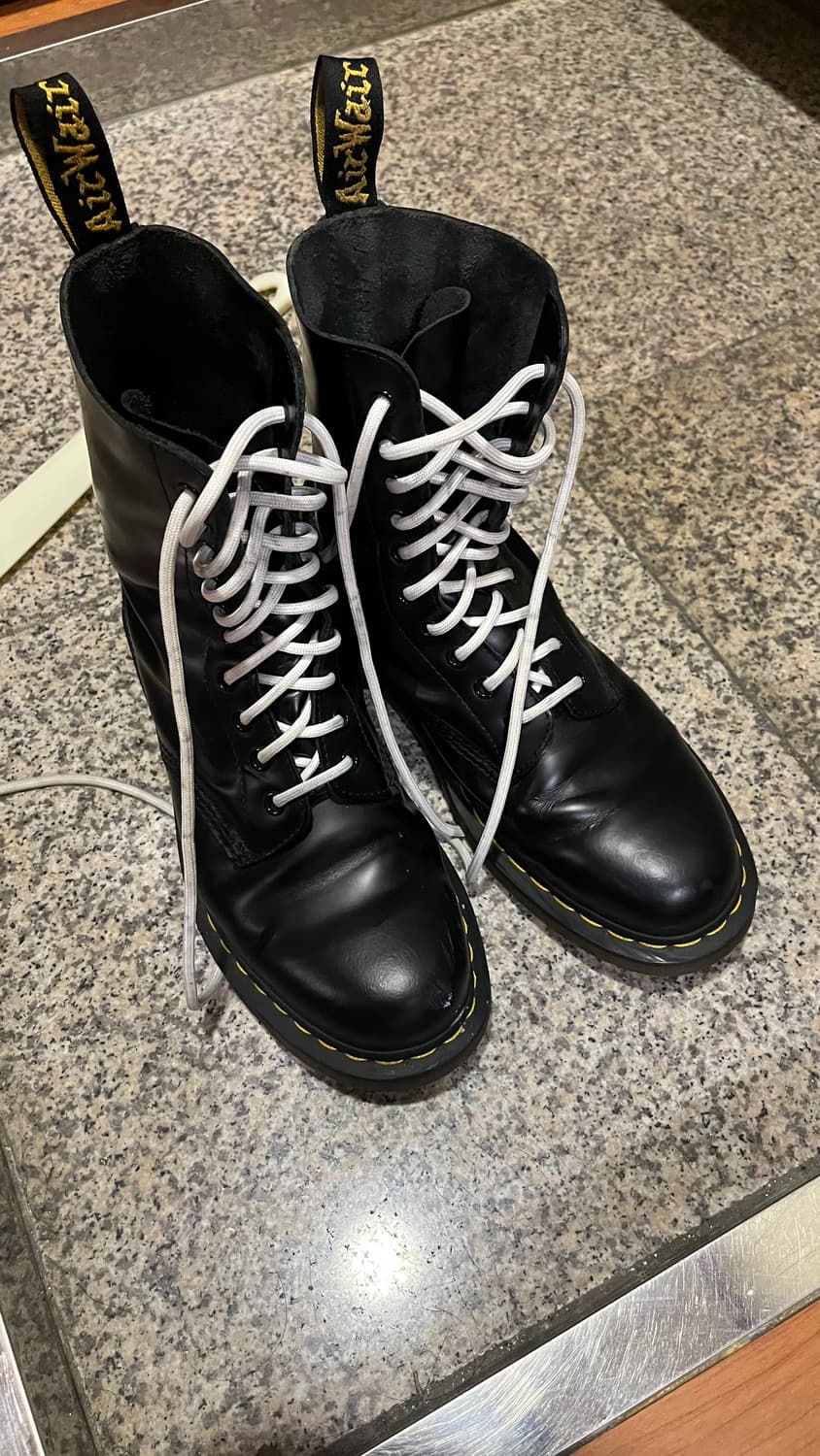 닥터마틴 10홀 1490 블랙 41사이즈 상품이미지1