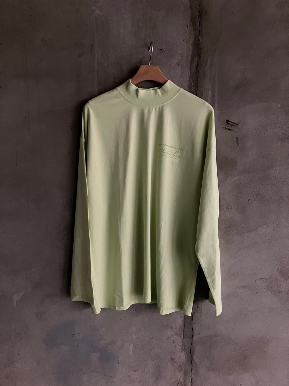 마틴로즈 로고 모크넥 롱 슬리브 티셔츠 라임 상품이미지1