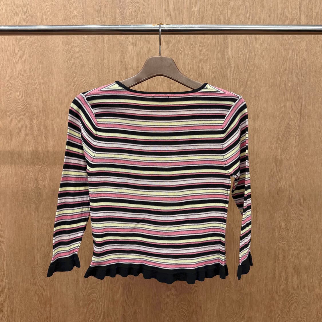 소니아 리키엘 스트라이프 패턴 긴팔 니트 프릴 밑단 디테일 블랙 배색 상품이미지3