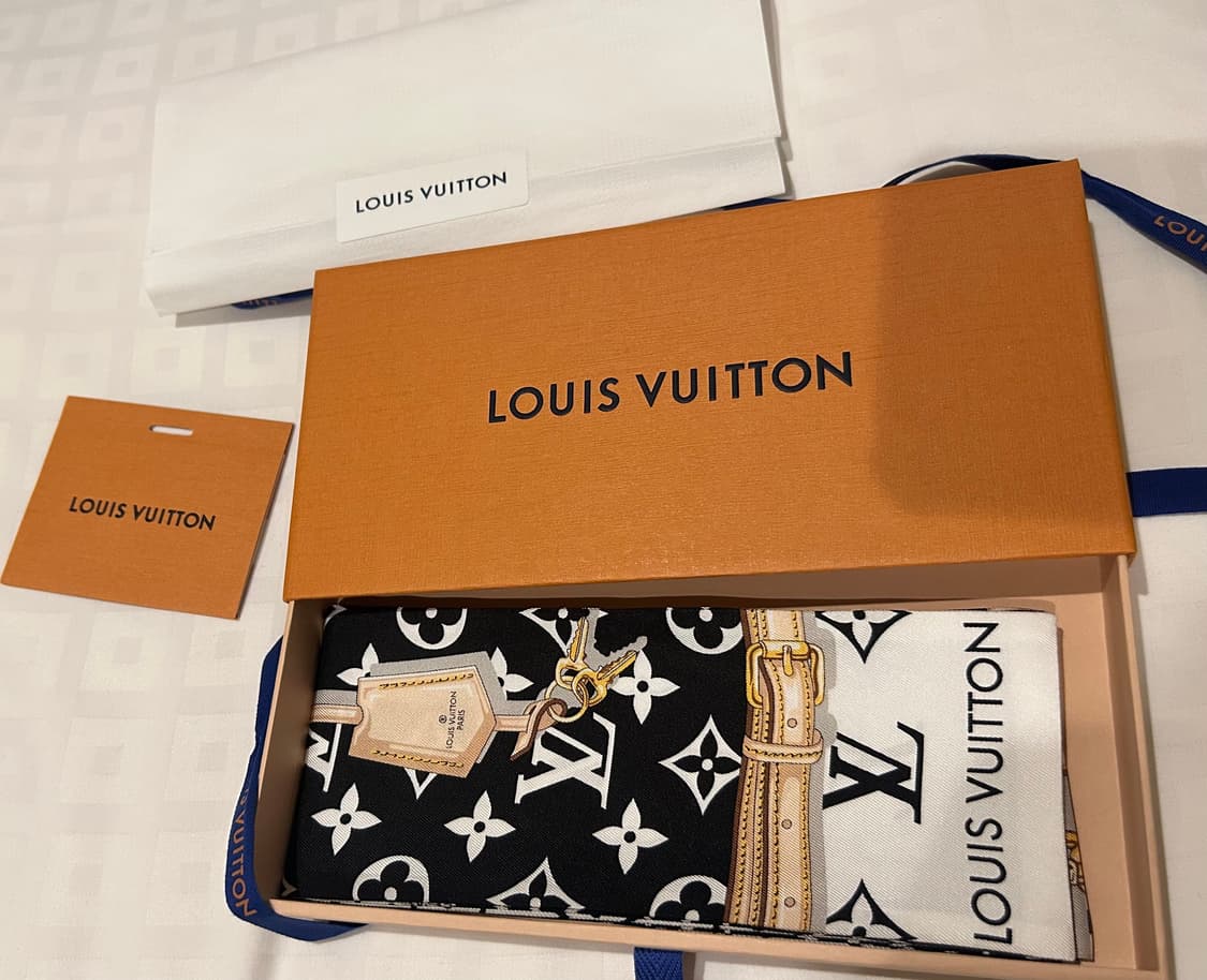 (새상품)루이비통 스카프 블랙 화이트 모노그램 상품이미지4