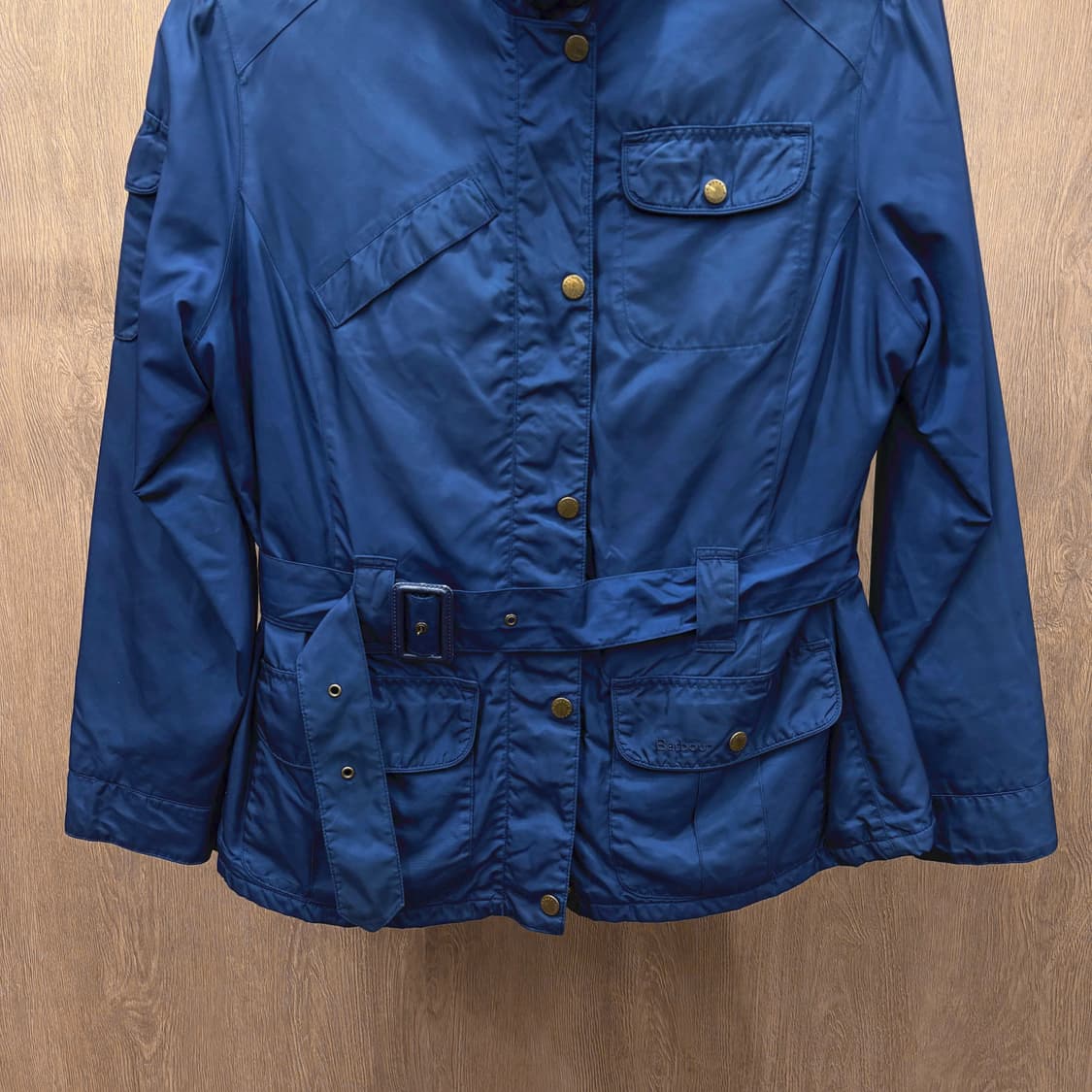 바버 야상 자켓 견장 멀티 포켓 로고 자수 벨트 디테일 레귤러핏 블루 상품이미지5