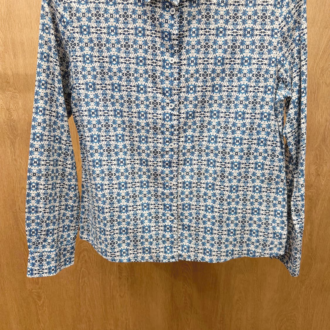 막스마라 긴팔 셔츠 플라워 패턴 버튼 클로징 디테일 레귤러핏 스카이 블루 상품이미지5