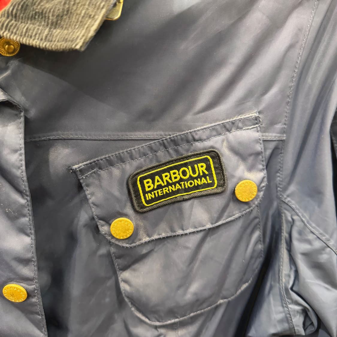 바버 필드 자켓 코듀로이 카라 골드 버튼 포켓 로고 패치 디테일 네이비 상품이미지6