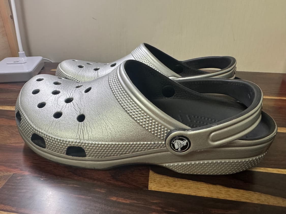 크록스 클래식 메탈릭 클로그 실버 상품이미지5