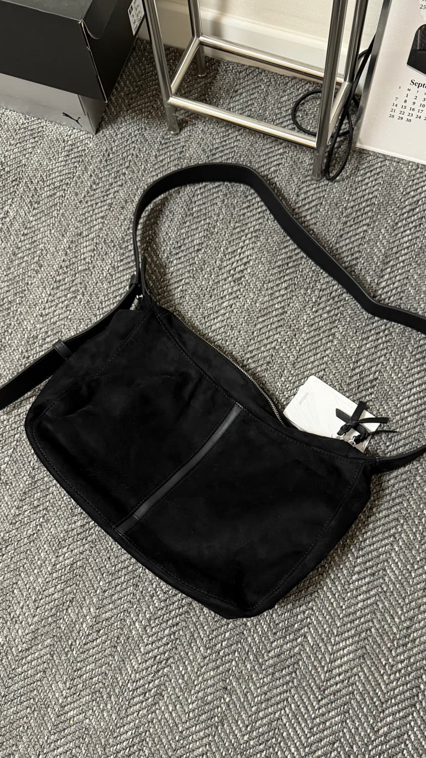 플리마켓🔥 미나브 마가렛 스웨이드 크로스백 상품이미지1