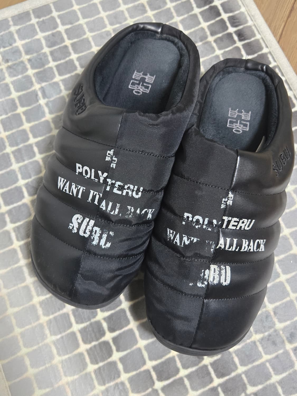 [2] 폴리테루 x 스부 패디드 슬리퍼 블랙 + 레터링 상품이미지1
