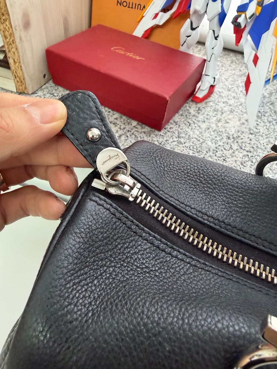 정품) 페라가모 간치니 블랙 레더 토트백  상품이미지3