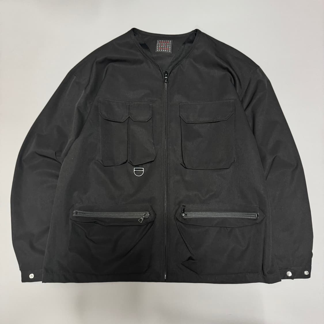 센스오브플레이스 블랙 나일론 논칼라 유틸리티 포켓 윈드브레이커 상품이미지6