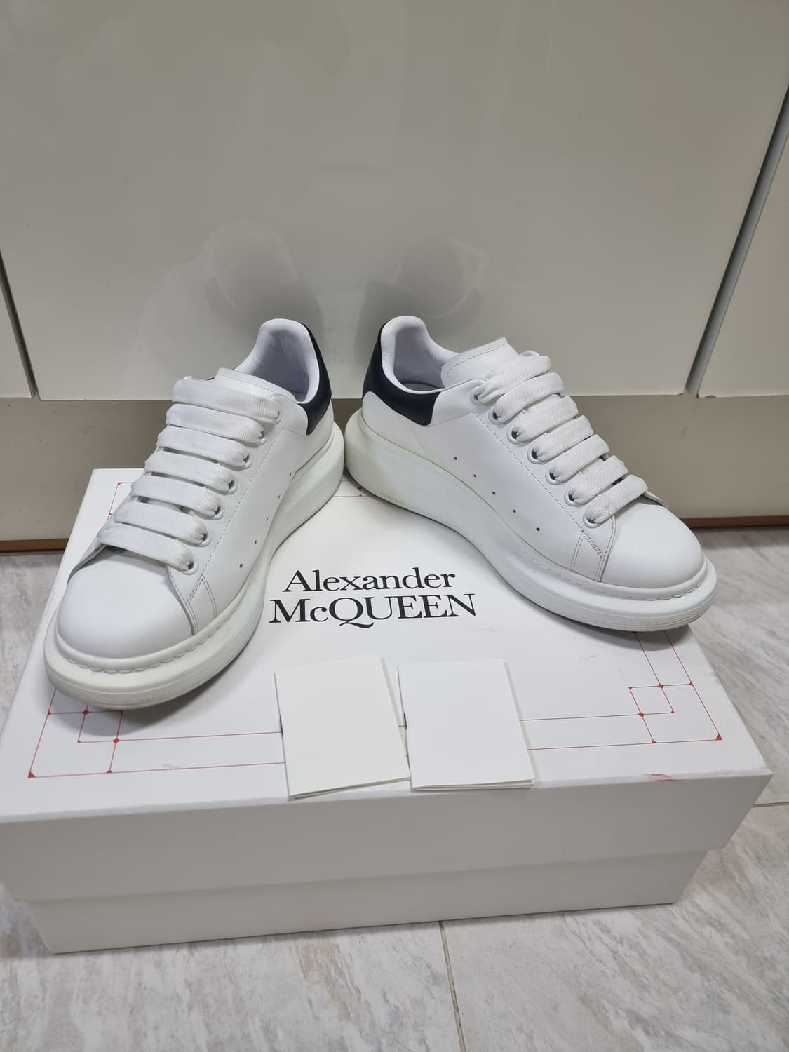 알렉산더맥퀸 오버솔 스니커즈 블랙 화이트 39사이즈 상품이미지3
