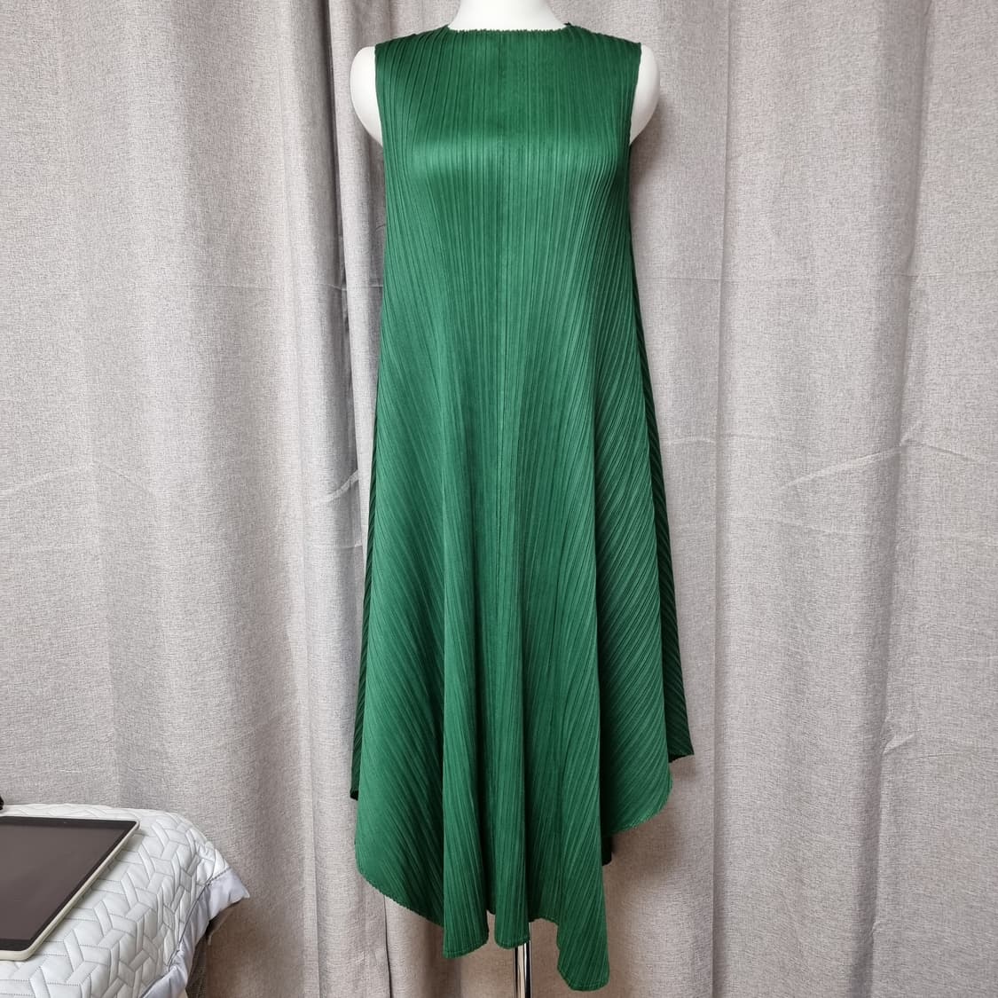 슬리브리스 언발란스 플리츠 원피스 (프리사이즈) 상태최상 상품이미지1