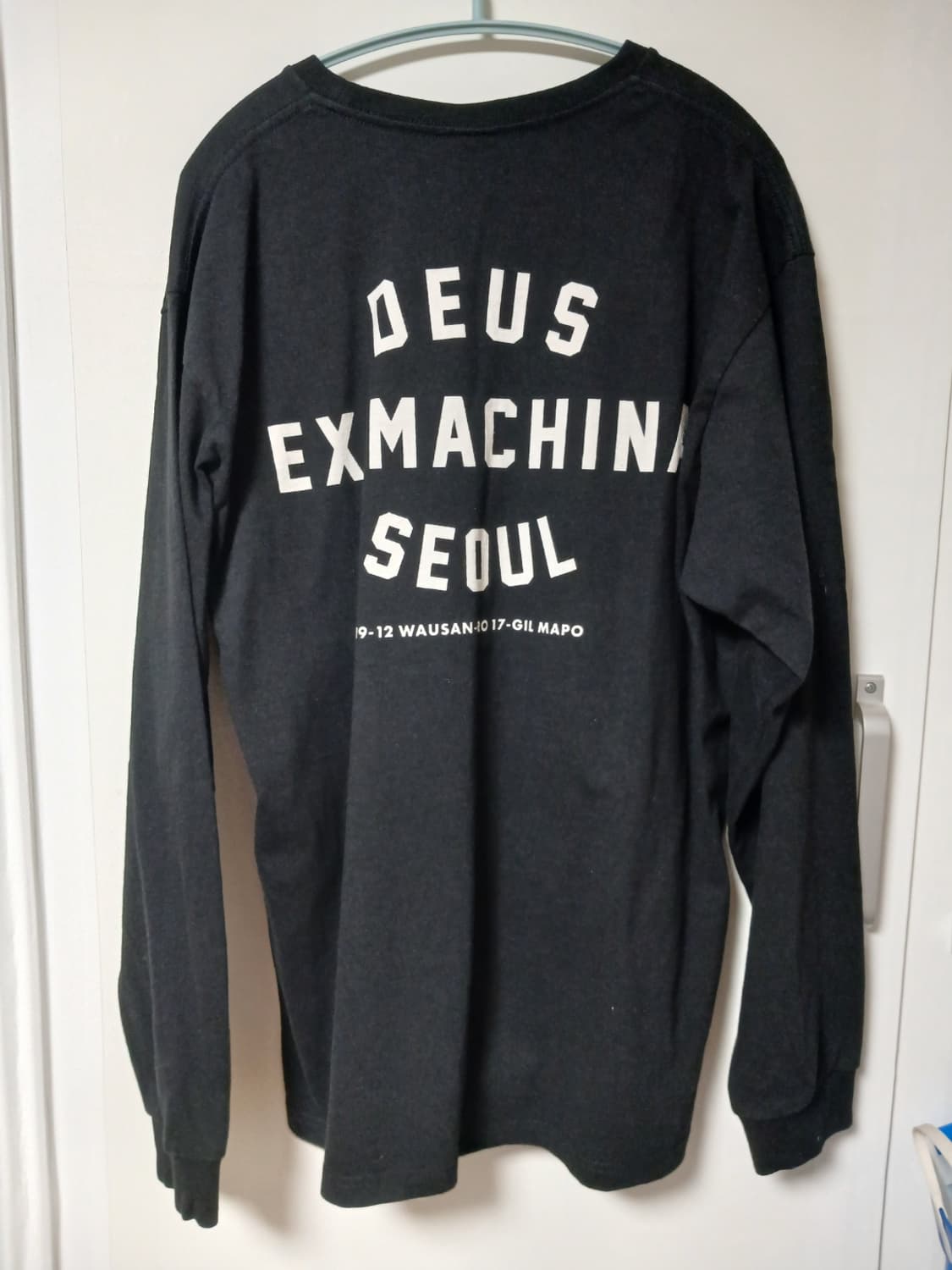 데우스 엑스 마키나 서울 컬리지 롱슬리브 티셔츠 블랙 상품이미지1