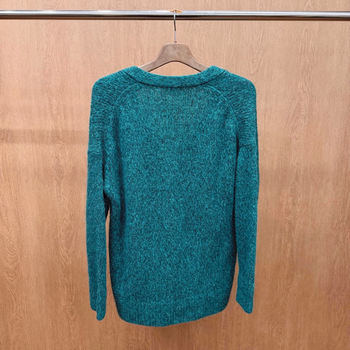 코스 브이넥 긴팔 니트 가디건 패치 포켓 디테일 루즈핏 그린 상품이미지3