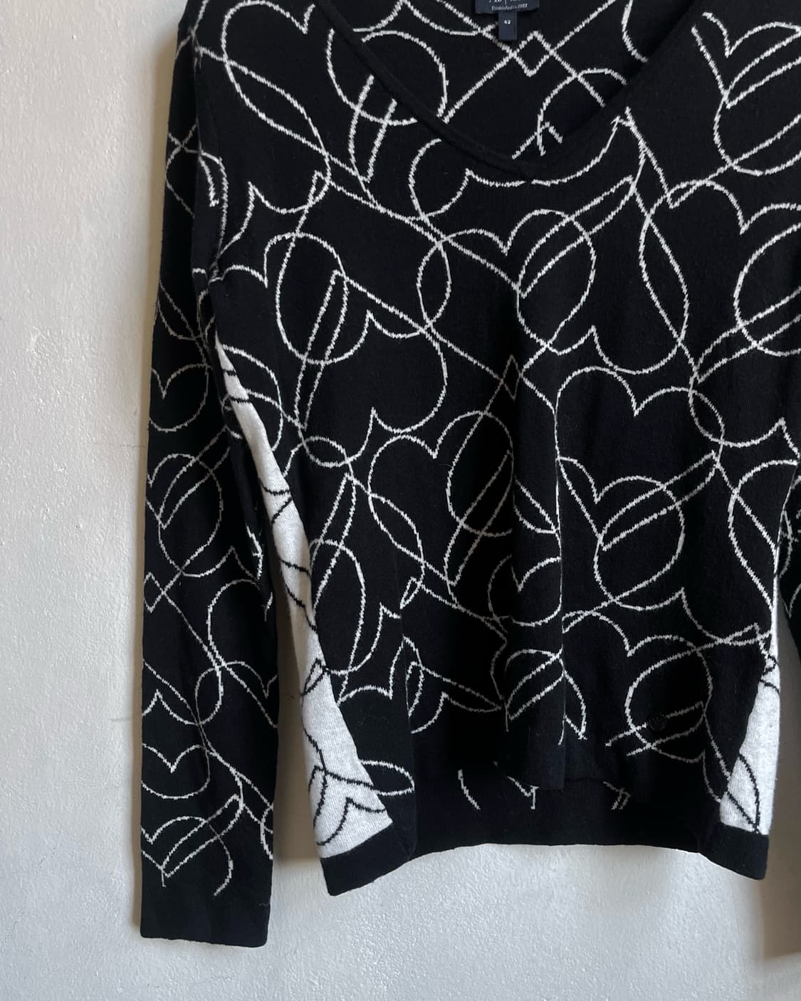 Armani Jeans Heart Pattern V-Neck Knit 상품이미지6