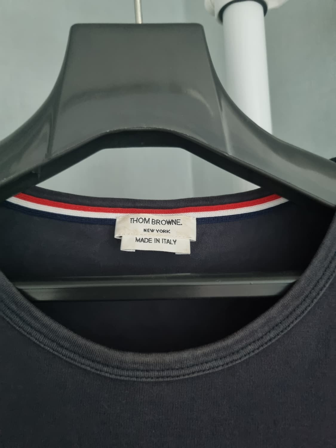 톰브라운 삼선 포켓 반팔 네이비 상품이미지3