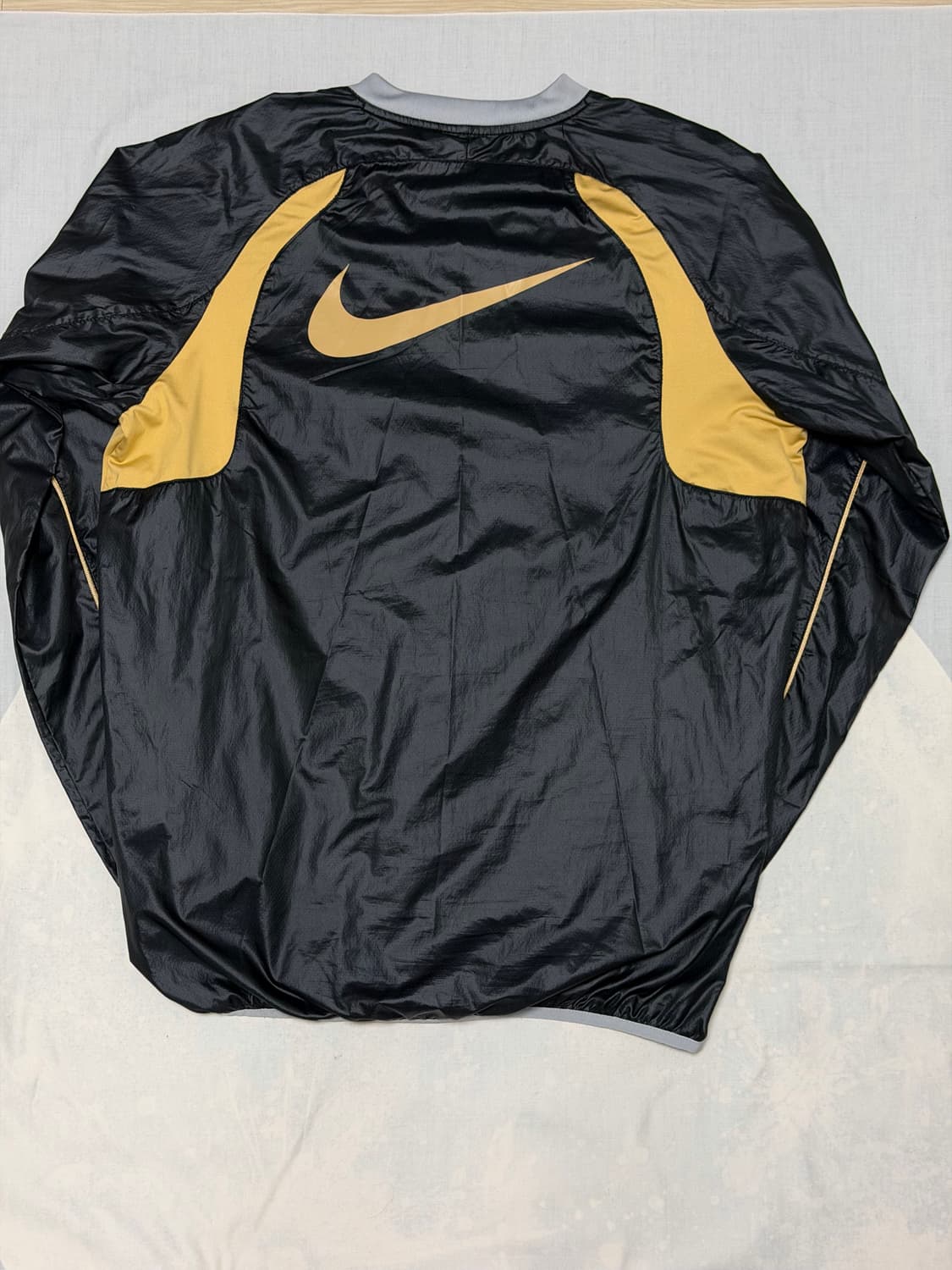 나이키 블랙/골드 바람막이 상의 상품이미지3