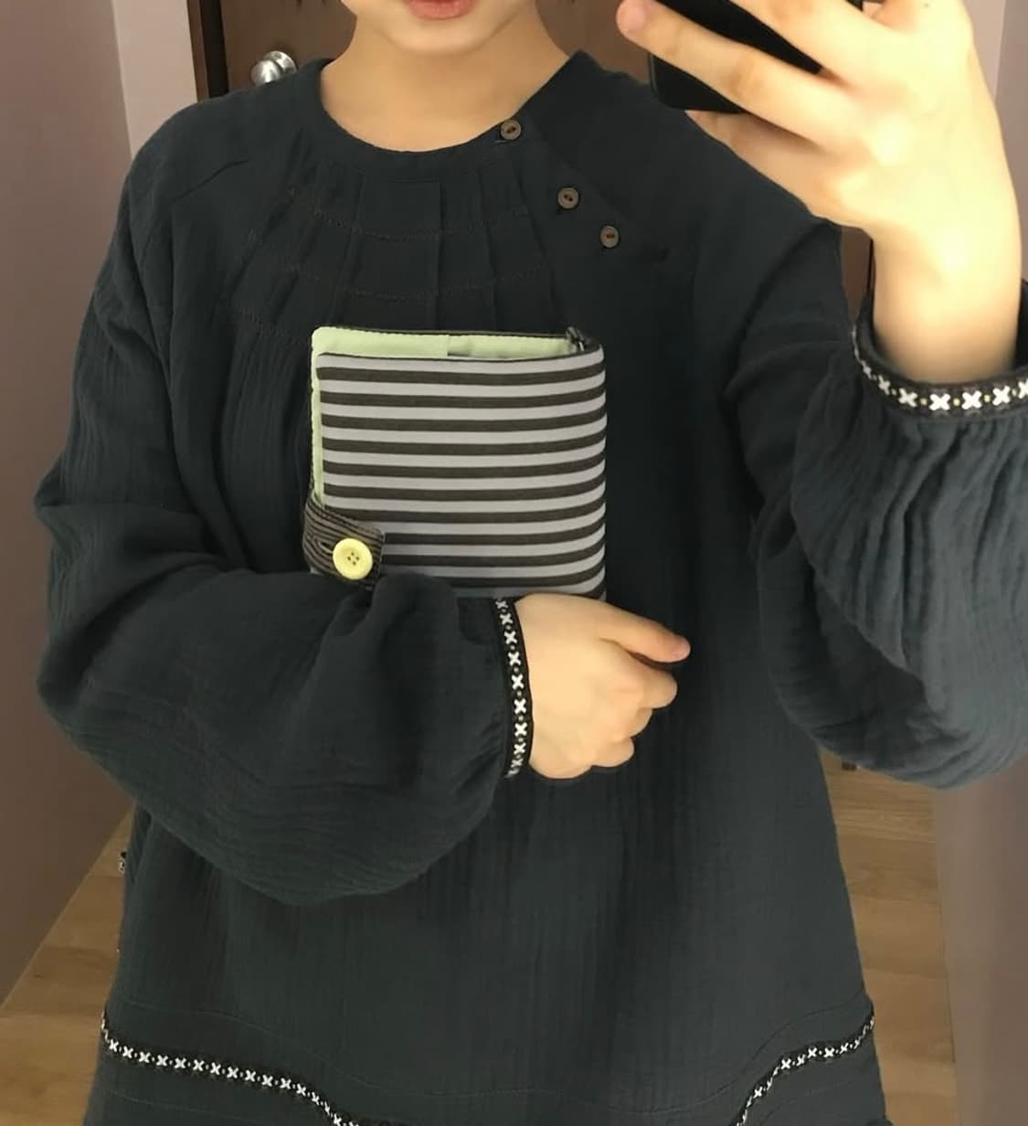 [새상품]코이세이오 브라이스 지그재그 핀턱 블라우스 블루차콜 상품이미지1