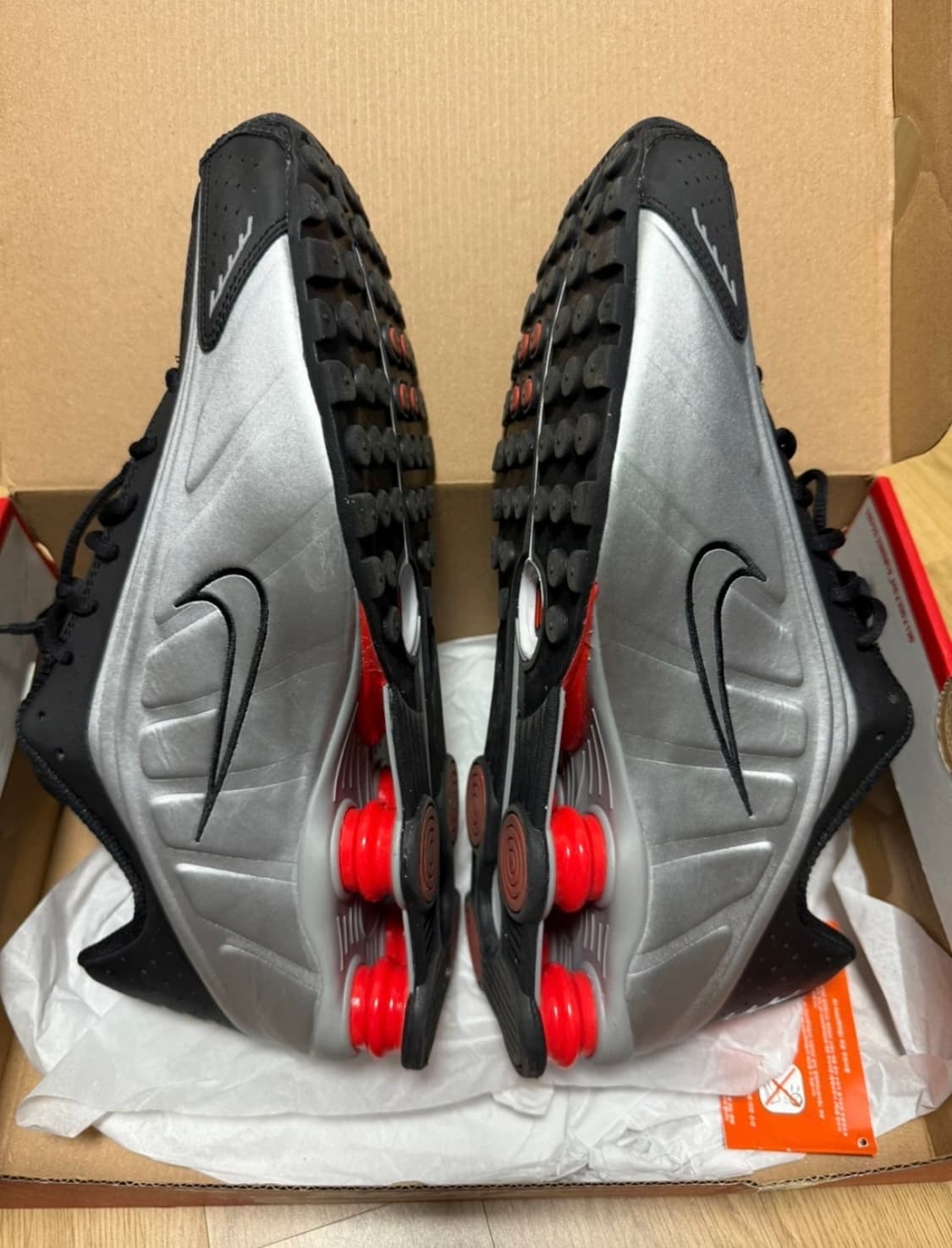 나이키 샥스 R4 메탈릭 실버 레드 상품이미지3