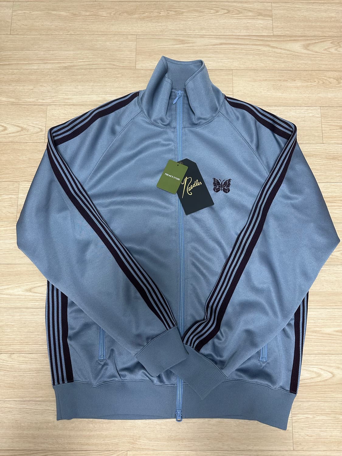 니들스 프릭스 스토어 삭스블루 트랙자켓 상품이미지1