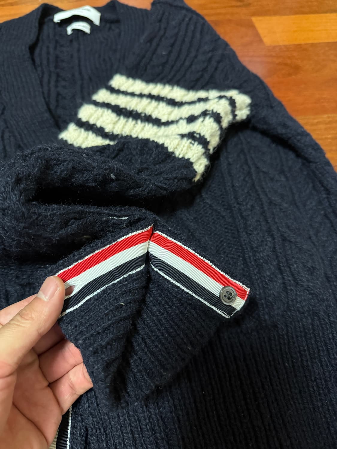톰브라운  4바 스트라이프 아란 케이블 도니골 울 가디건 2사이즈 판매 상품이미지4