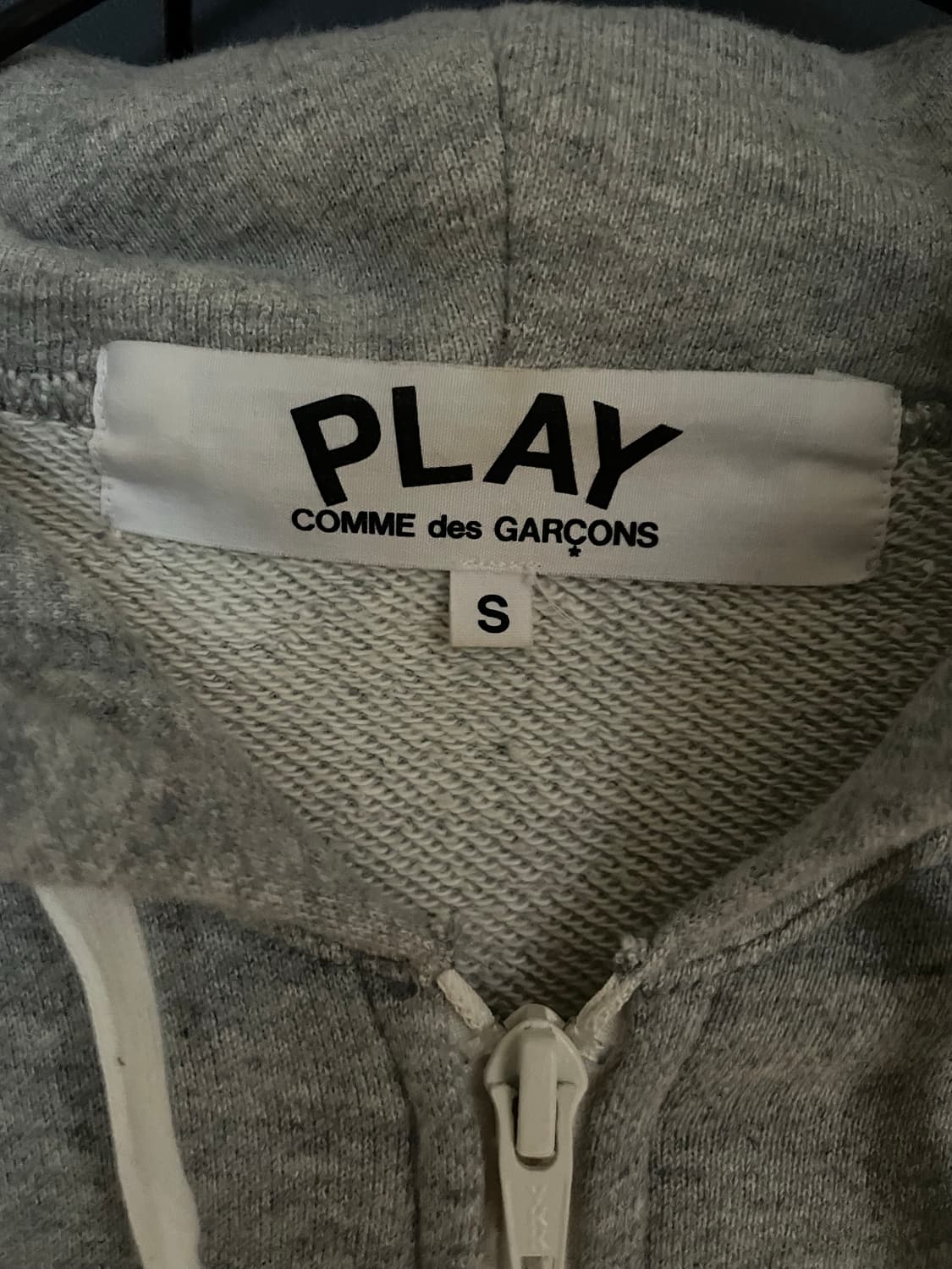 꼼데가르송 그레이 레드와펜 집업 후디 상품이미지3