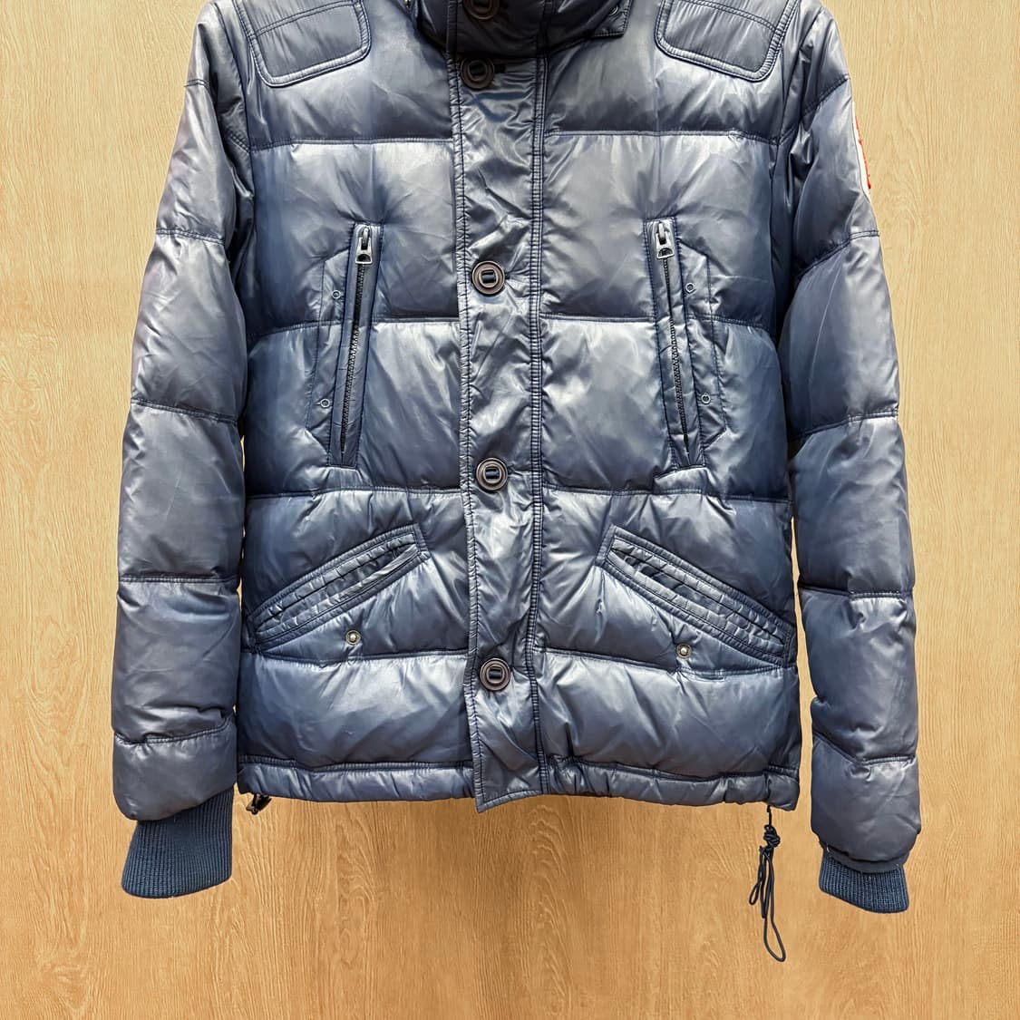 디젤 하이넥 나일론 퀄팅 패딩 점퍼 니트 시보리 로고 패치 디테일 블루 상품이미지5