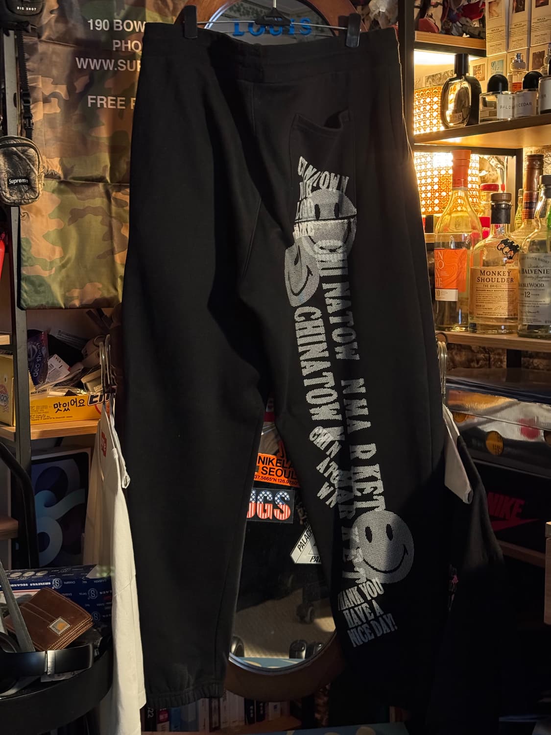 [2xl] 차이나타운마켓 스마일리 건프린트 스웻팬츠 상품이미지2