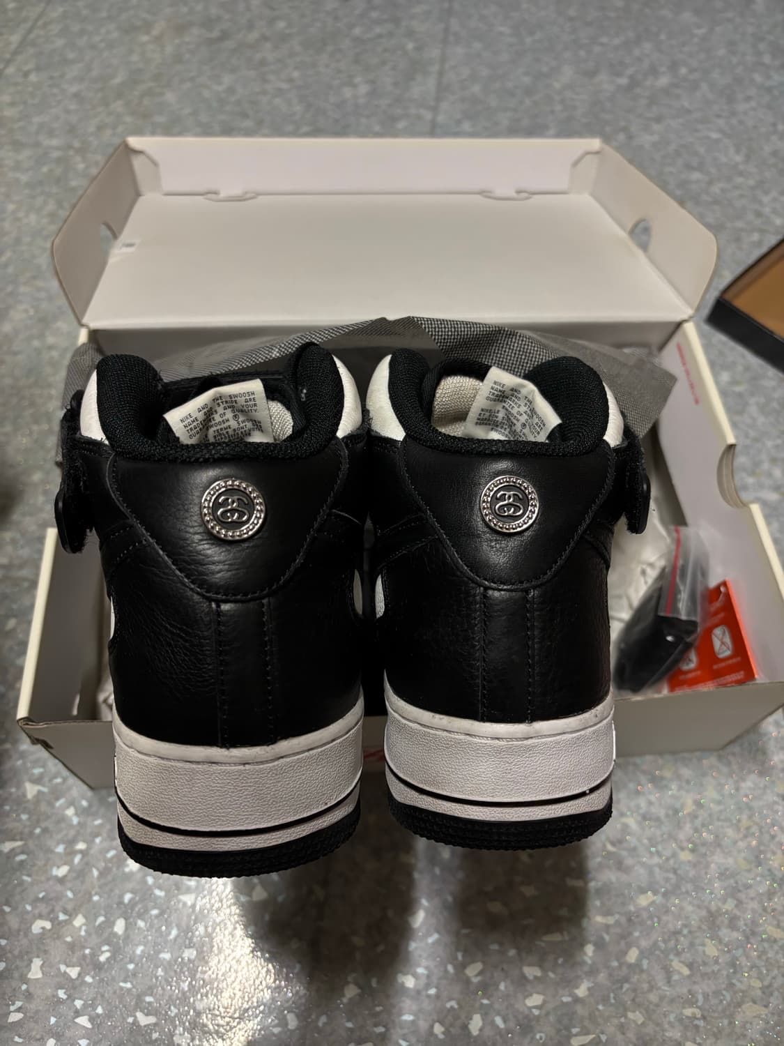 나이키 스투시 에어포스1 미드sp 블랙 앤 라이트 본 상품이미지2