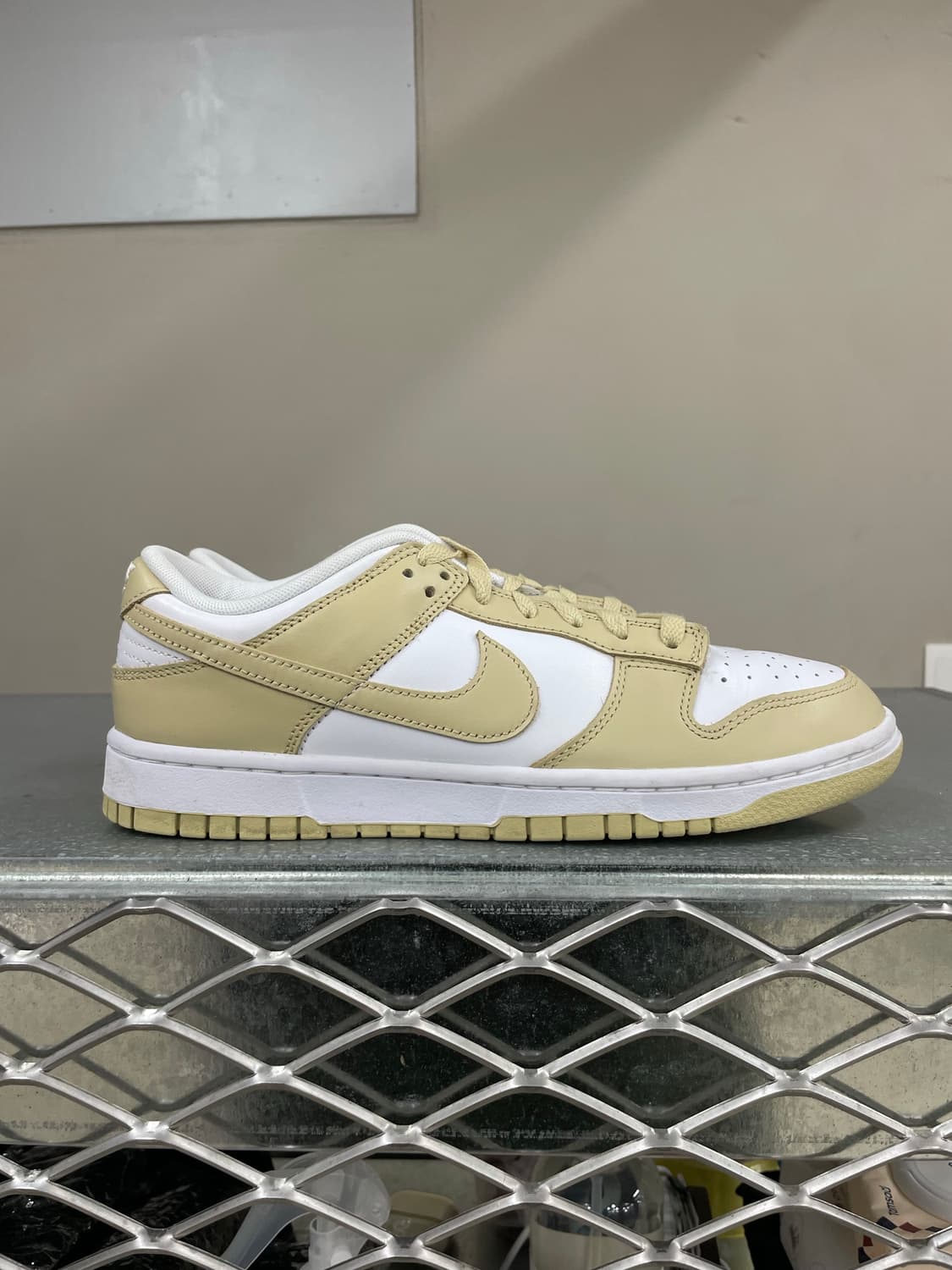 나이키 덩크 로우 팀 골드 앤 화이트 270 상품이미지4