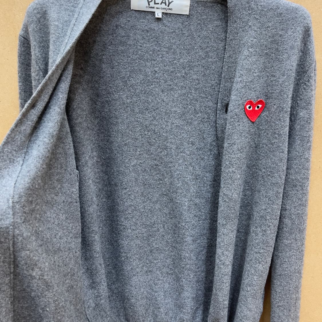 꼼데가르송 레드와펜 차콜 그레이 가디건 상품이미지3