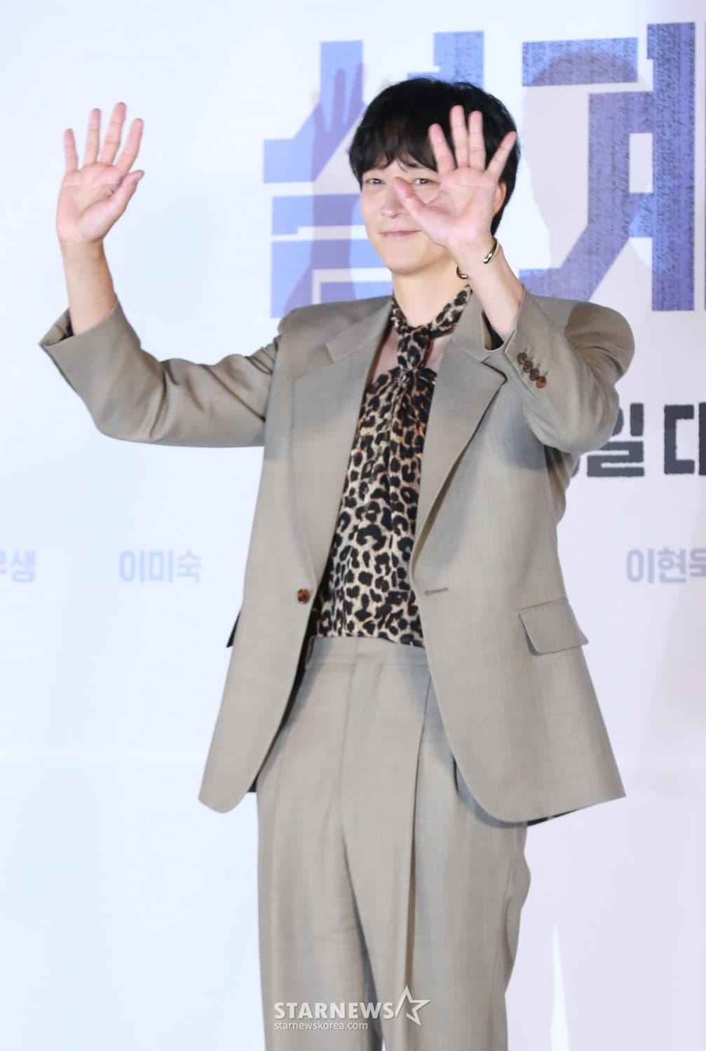 [강동원님 착용] 생로랑 24ss 오버사이즈 베이지 자켓 상품이미지1