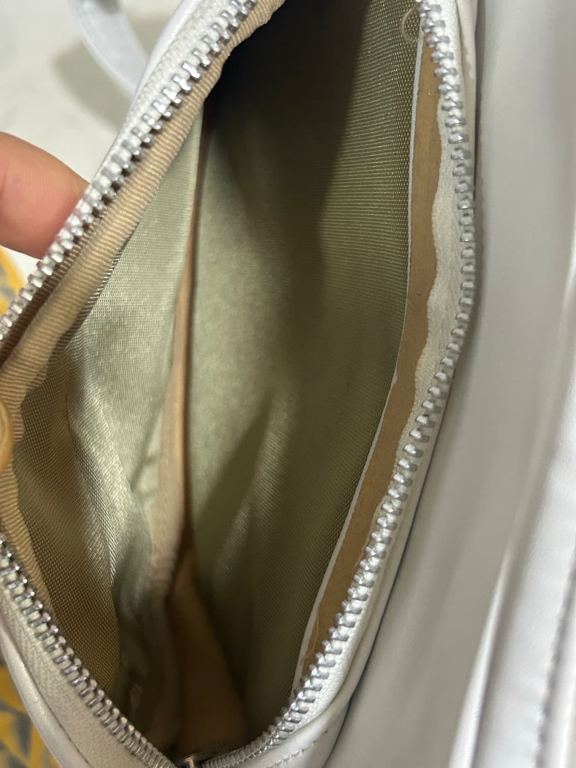 꼼데가르송 화이트크로스백 상품이미지8