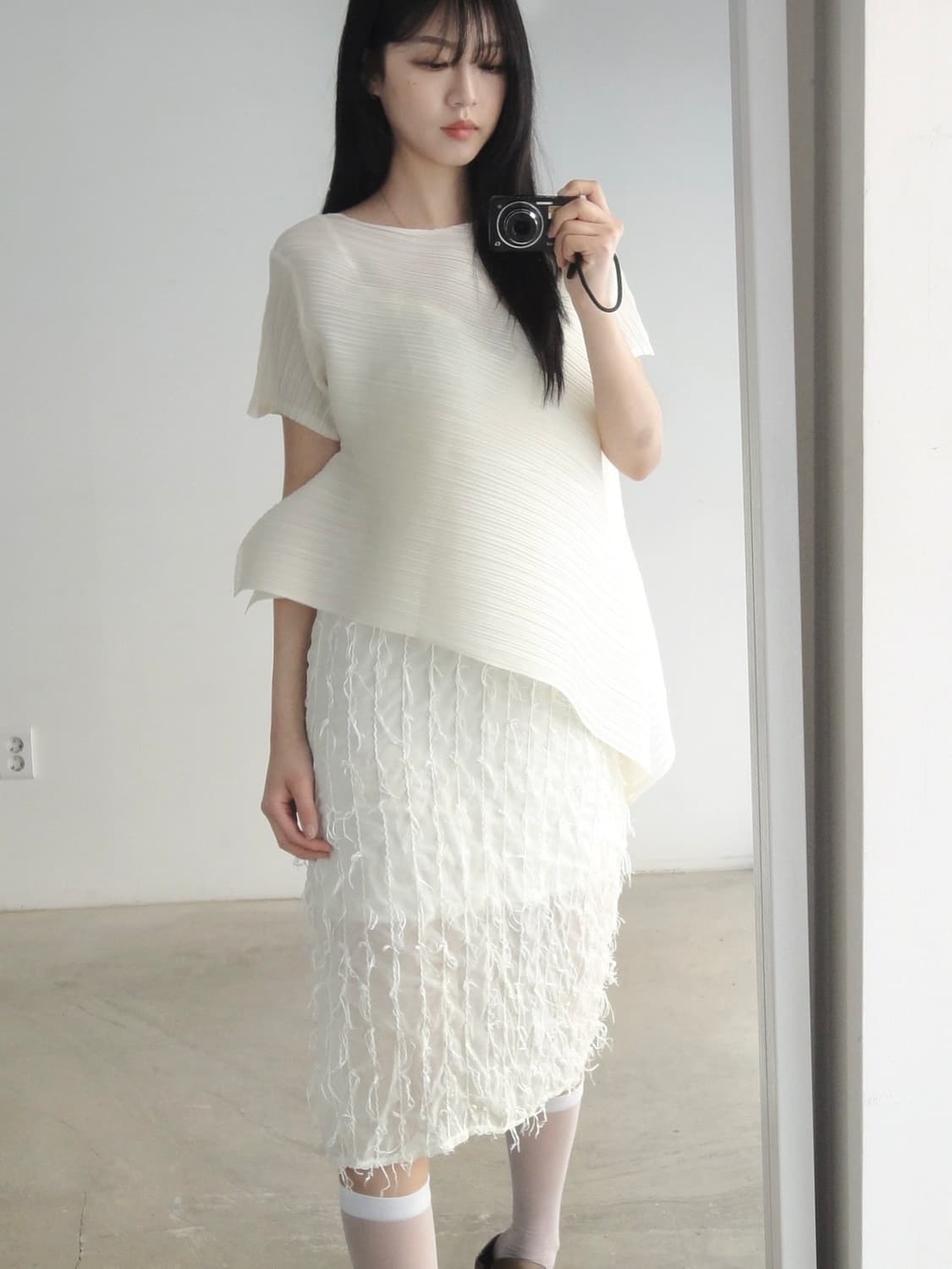 Contour fly pleats top / white 상품이미지5