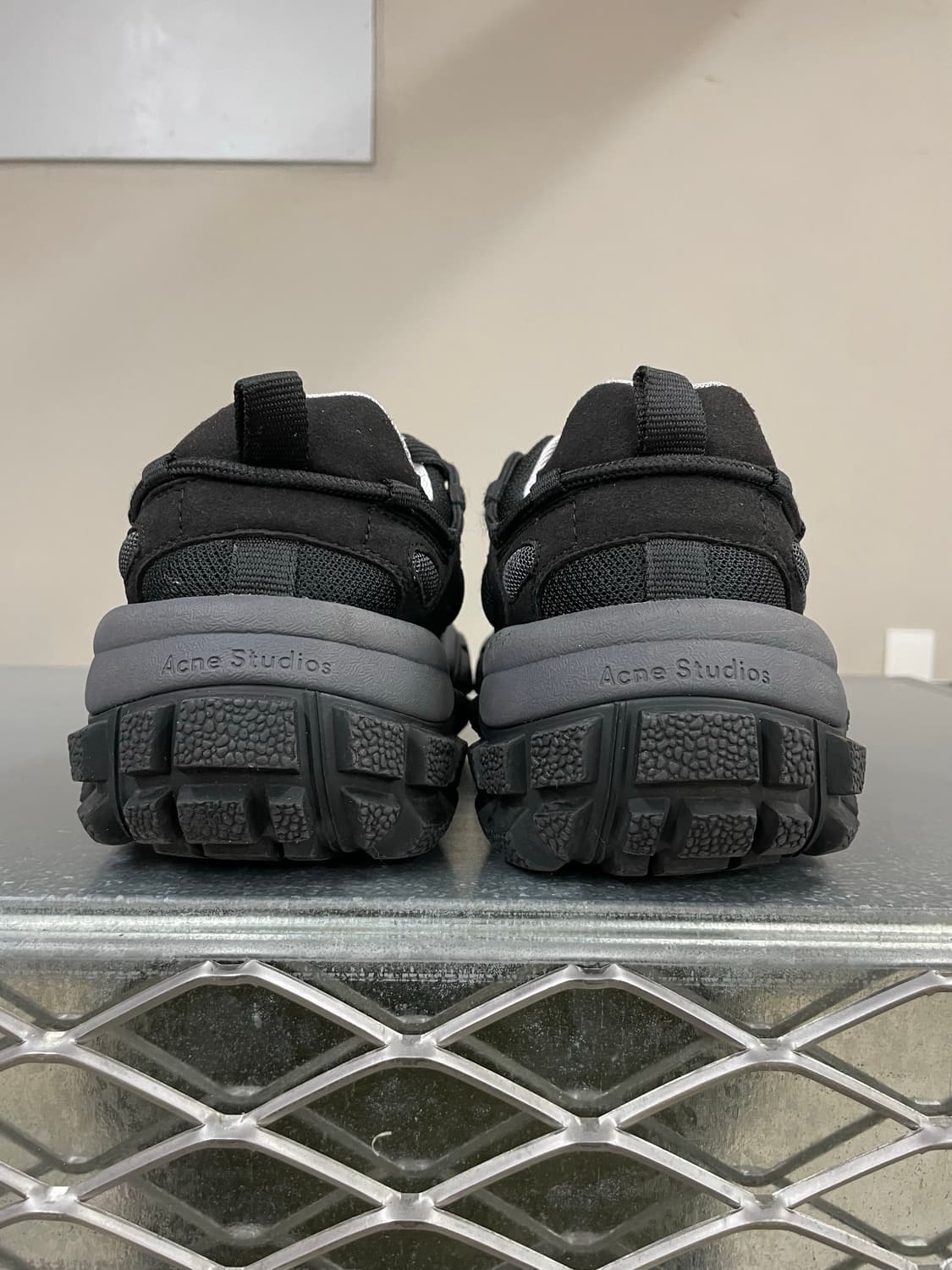 아크네 스튜디오 볼스터 스니커즈 블랙 40 상품이미지3