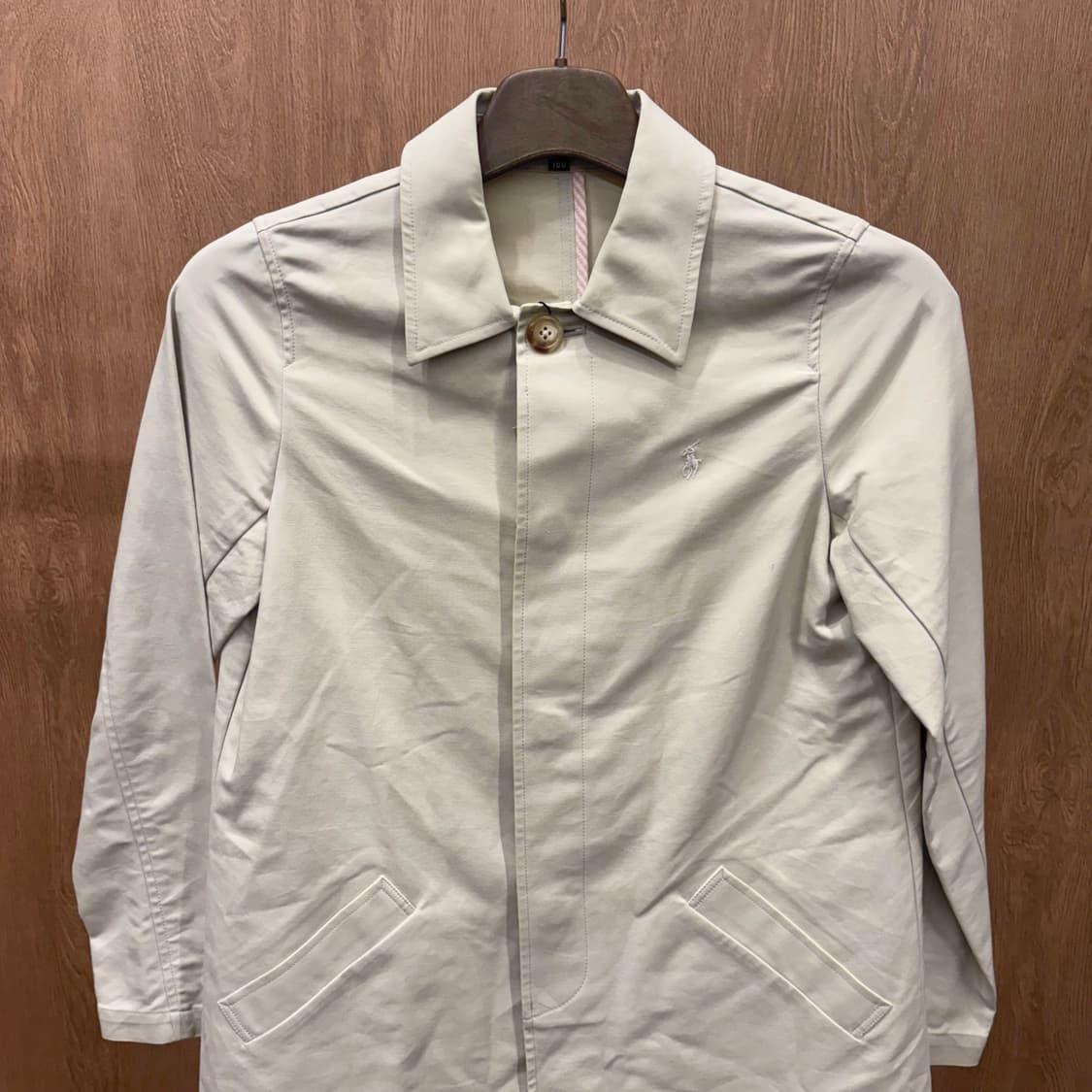 폴로 랄프로렌 트렌치 코트 히든 버튼 사선 포켓 로고 자수 디테일 베이지 상품이미지4