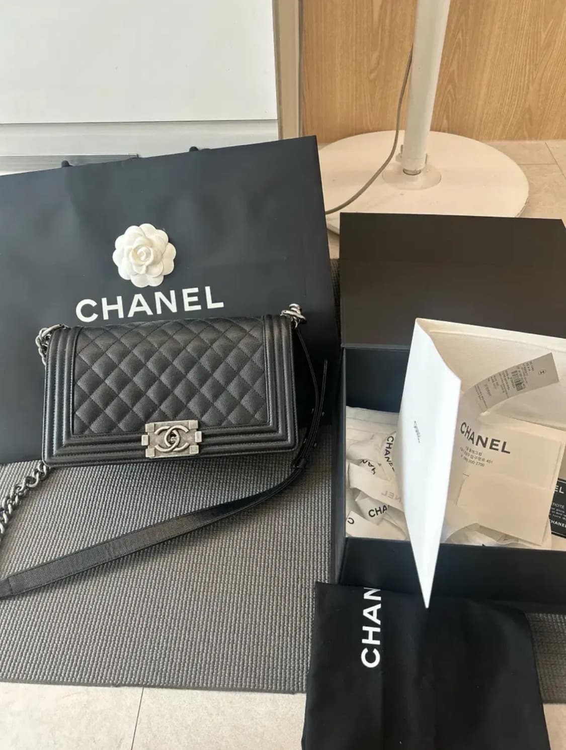 샤넬 보이백 은장 미디움 캐비어스킨 상품이미지1