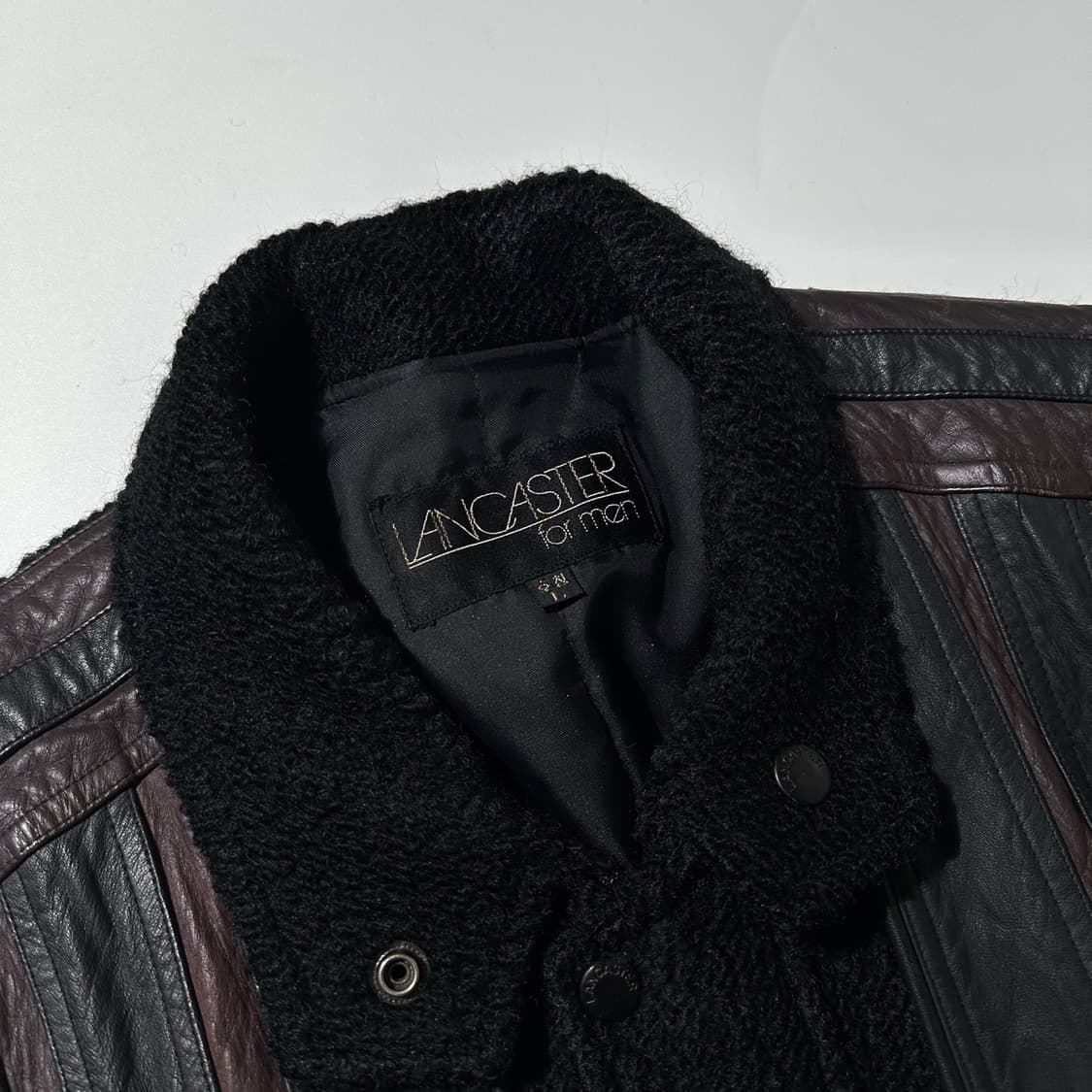 랑카스터 울 카우레더 배색 봄버 자켓 상품이미지6