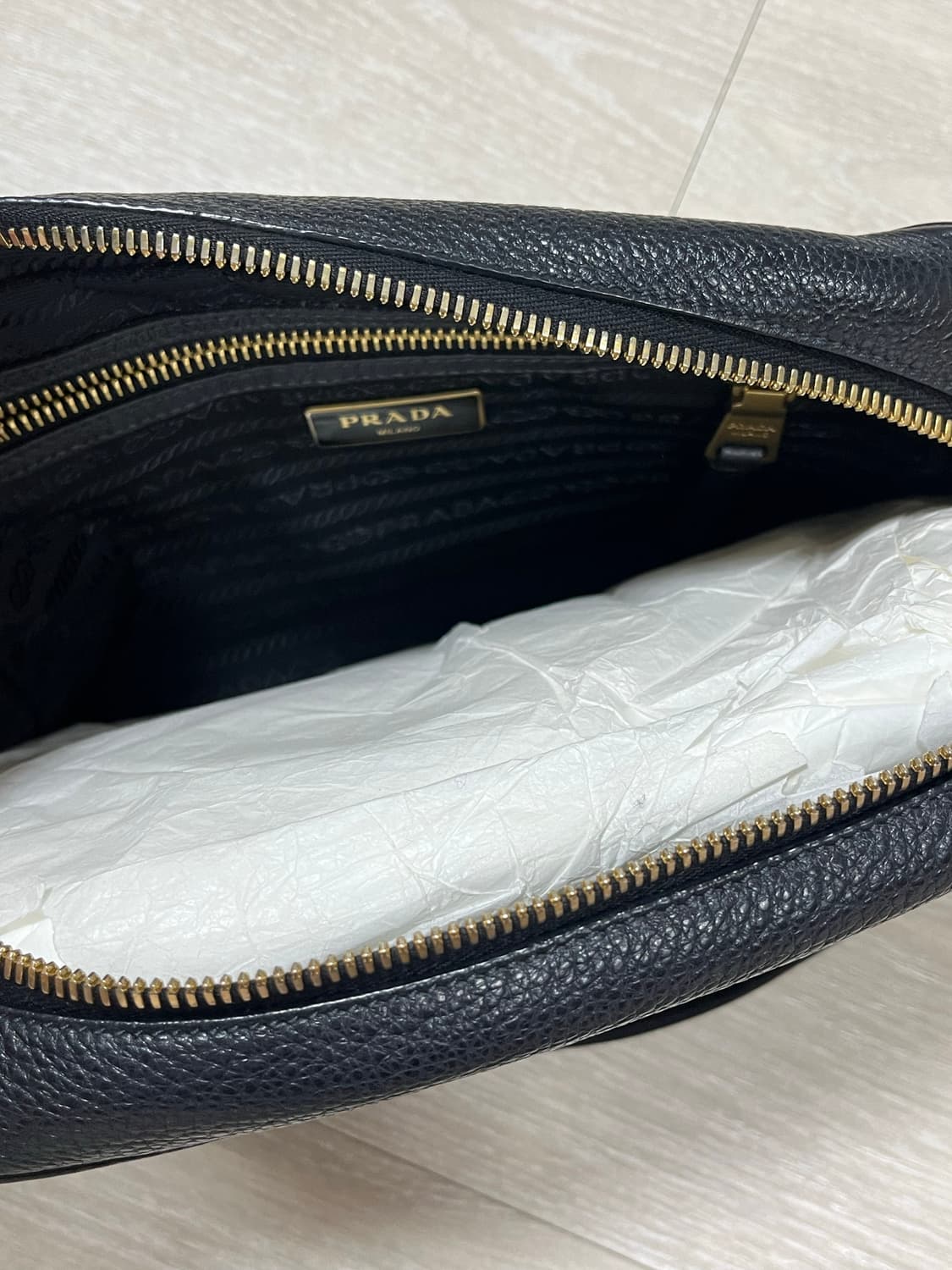 프라다 레더 카메라 크로스백 상품이미지4