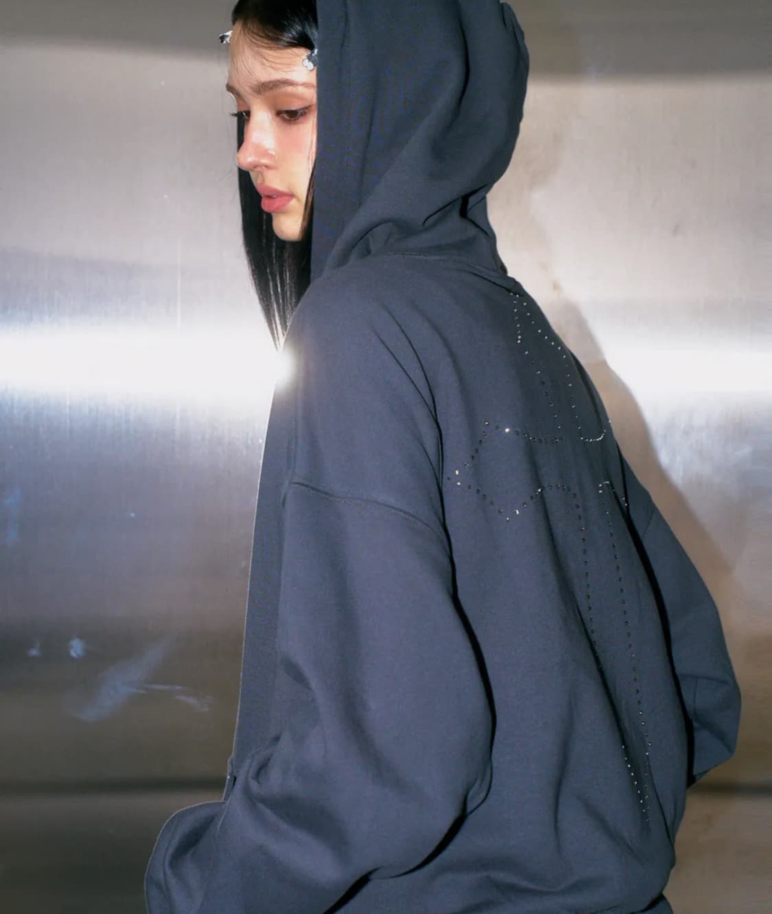 절개 라인 오버핏 큐빅 리벳 포인트 스웨트 후드집업 [차콜] 상품이미지3